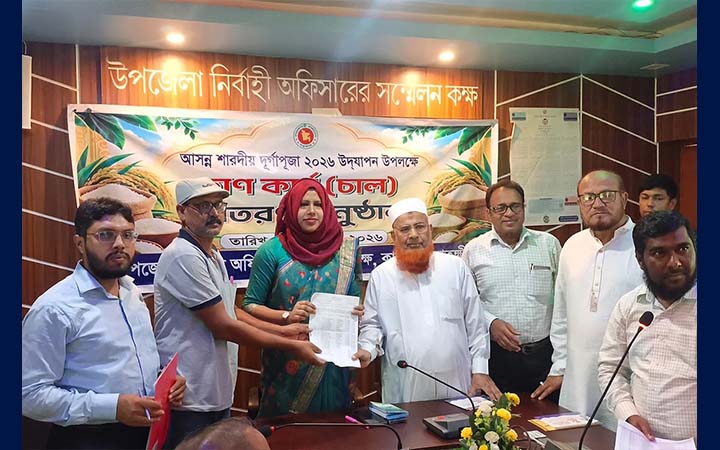 কালীগঞ্জে দুর্গাপূজা উপলক্ষে ত্রাণ বিতরণ