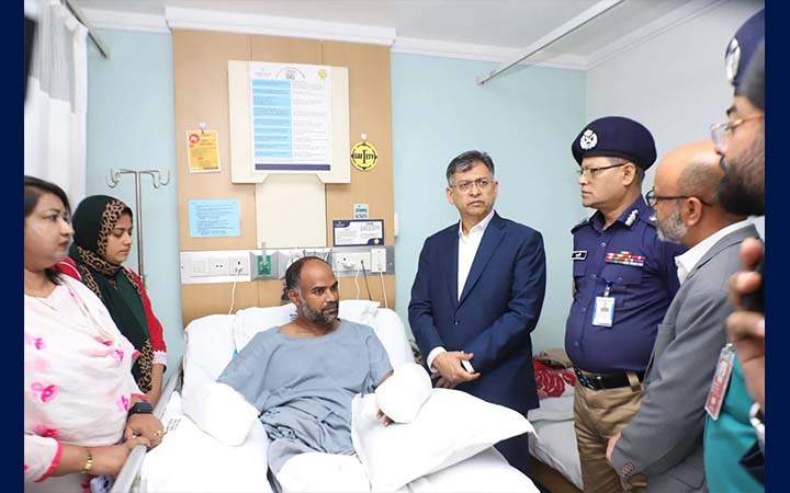 দুষ্কৃতকারীদের হামলায় আহত পুলিশ পরিদর্শককে দেখতে হাসপাতালে স্বরাষ্ট্রমন্ত্রী
