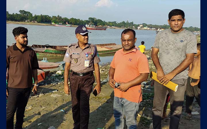 ধোপাজান নদীতে বালু চুরি ঠেকাতে পুলিশের অভিযান, আটক ২ নৌকা