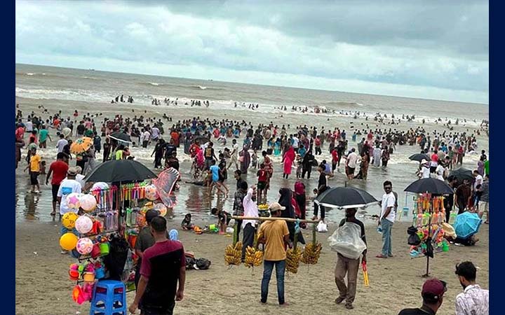 দুর্গাপূজার ছুটি ঘিরে পর্যটকের ভিড়ে মুখর কক্সবাজার