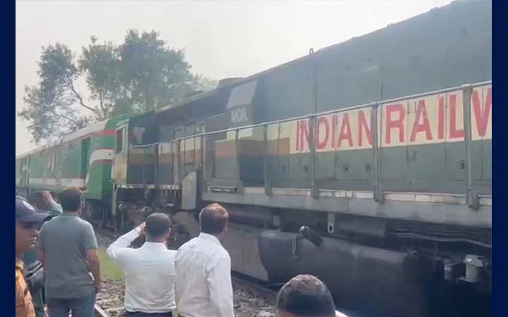 দর্শনা রেলবন্দর দিয়ে এলো ১৮টি ব্রডগেজ রেলকোচ