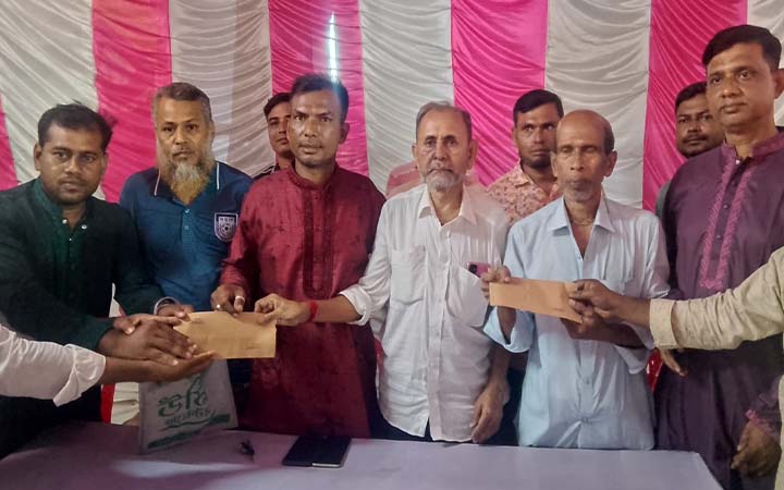 ঝাউডাঙ্গার ১৬টি মন্দিরে  কামরুজ্জামান রানার আর্থিক সহায়তা প্রদান