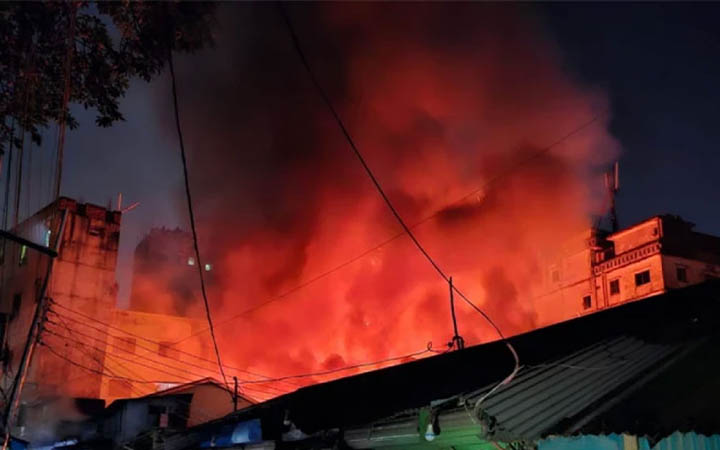 নারায়ণগঞ্জে আগুন, নিয়ন্ত্রণে ফায়ার সার্ভিসের ৪ ইউনিট