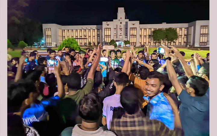 ছাত্রলীগ নিষিদ্ধ করায় রাবিতে আনন্দ মিছিল