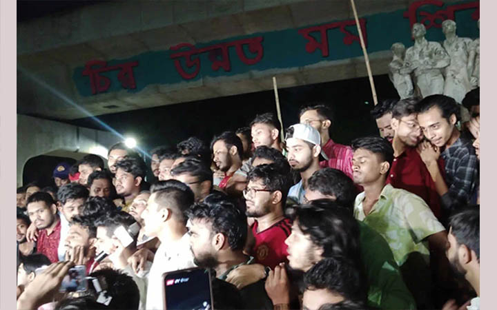 ছাত্রলীগ নিষিদ্ধের খবরে ঢাবিতে আনন্দ মিছিল