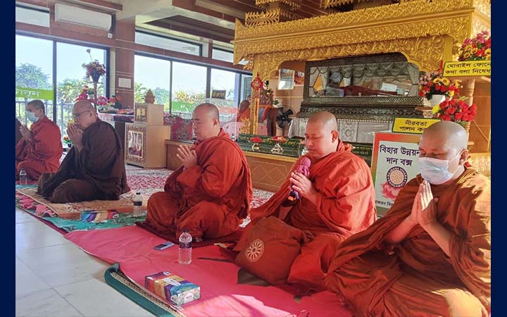 খালেদা জিয়ার রোগমুক্তি কামনায় রাঙামাটি রাজবন বিহারে প্রার্থনা