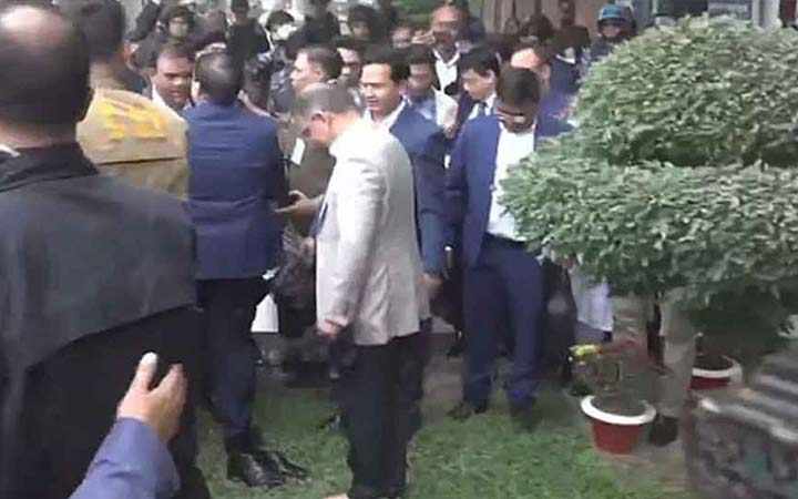 জুতা খুলে দেশের মাটি স্পর্শ করলেন তারেক রহমান