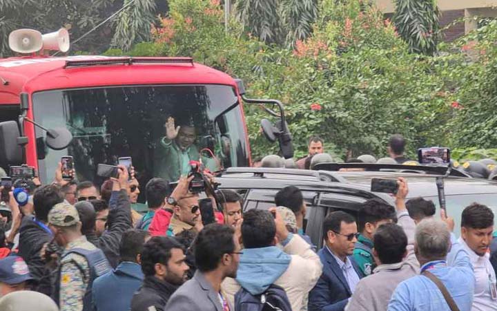 হাত নেড়ে শুভেচ্ছা জানাচ্ছেন তারেক রহমান, জনস্রোত ঠেলে এগোচ্ছে বাস