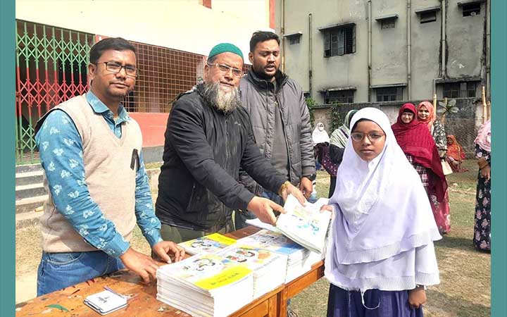 কুড়িগ্রামে বছরের প্রথম দিনেই বই পেলো প্রাথমিকের শিক্ষার্থীরা