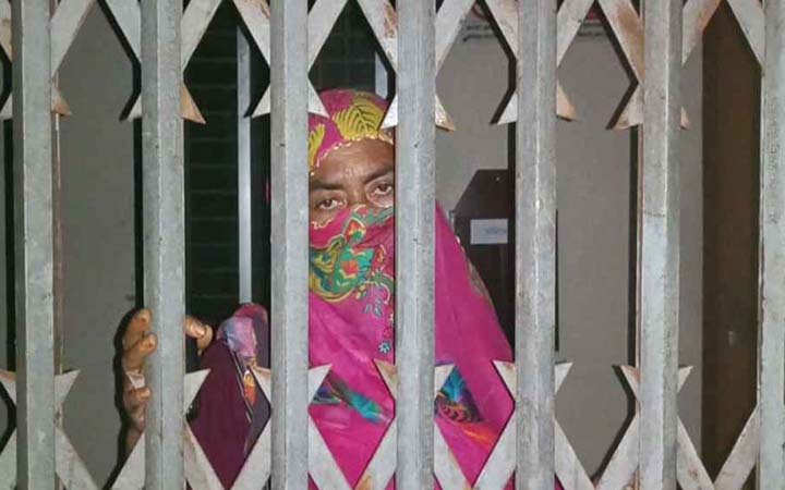 ঋণের টাকা পরিশোধ করতে না পারায় নারীকে বিআরডিবি কার্যালয়ে তালাবদ্ধ!