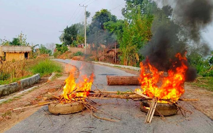 খাগড়াছড়ি–রাঙামাটিতে চলছে সড়ক অবরোধ