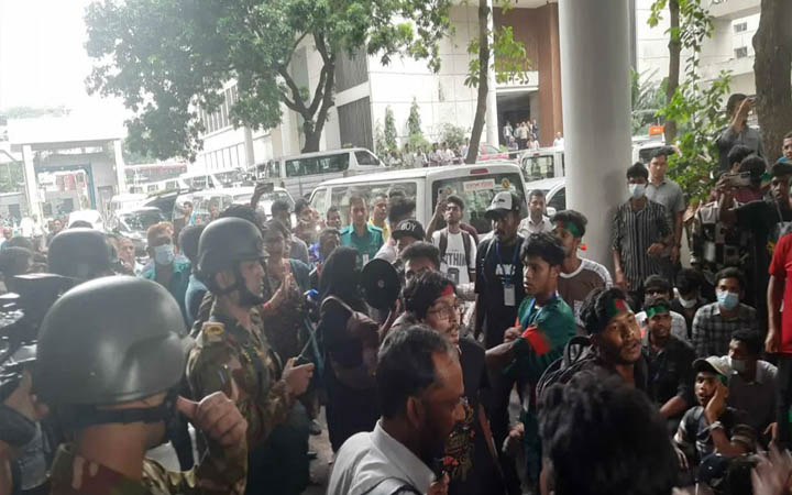 সচিবালয়ে আটক ২৬ শিক্ষার্থীর বিরুদ্ধে মামলা, মুক্তি ২৮