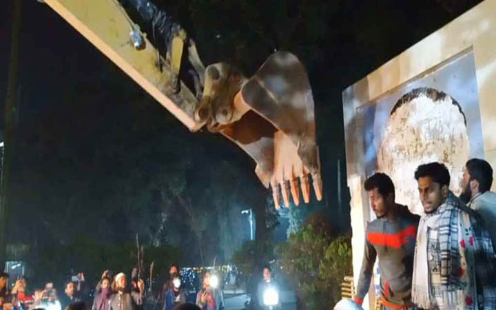 শাবিপ্রবিতে শেখ মুজিবের ম্যুরাল গুঁড়িয়ে দিলো শিক্ষার্থীরা