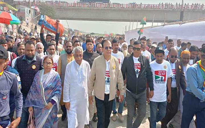 তিস্তাপাড়ে মানুষের ঢল, স্লোগানে স্লোগানে মুখর সমাবেশস্থল