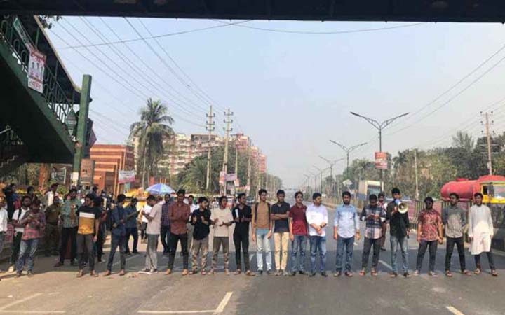 স্বরাষ্ট্র উপদেষ্টার পদত্যাগের দাবি, ঢাকা-আরিচা মহাসড়ক অবরোধ