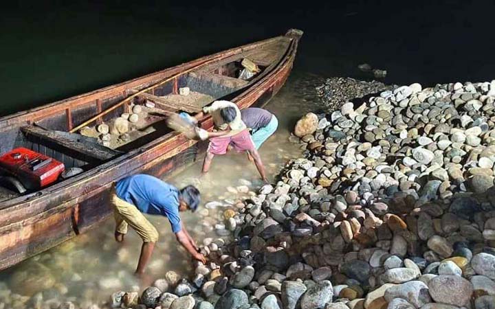 চুরি হওয়া সাদাপাথর আগের জায়গায় ফেলার নির্দেশ