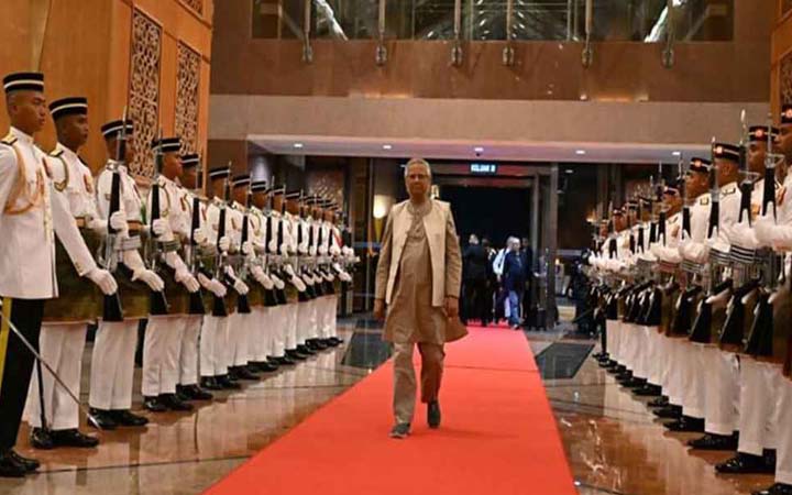 মালয়েশিয়ায় প্রধান উপদেষ্টাকে লাল গালিচা সংবর্ধনা