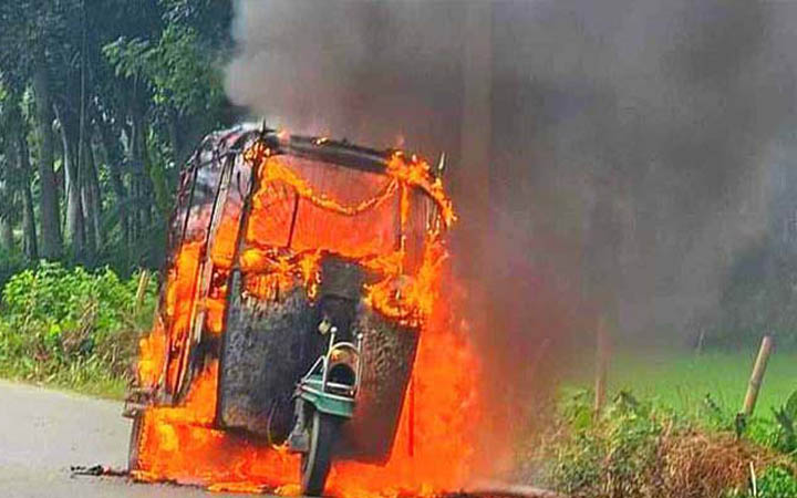 করিমগঞ্জে চলন্ত অটোরিকশায় হঠাৎ আগুন
