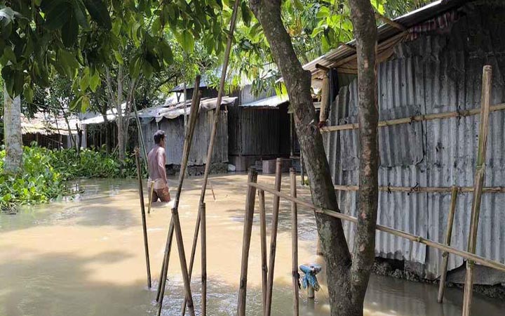 ভেঙে গেছে আতাই নদীর বাঁধ, শতাধিক পরিবার পানিবন্দি