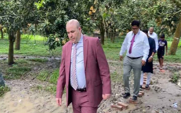 চাঁপাইনবাবগঞ্জের আম বাগান পরিদর্শন করলেন আলজেরিয়ার রাষ্ট্রদূত