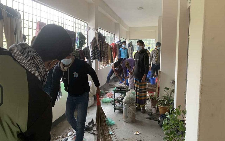 ঢাকা কলেজ দক্ষিণায়ন হলে পরিষ্কার-পরিচ্ছন্নতা অভিযান