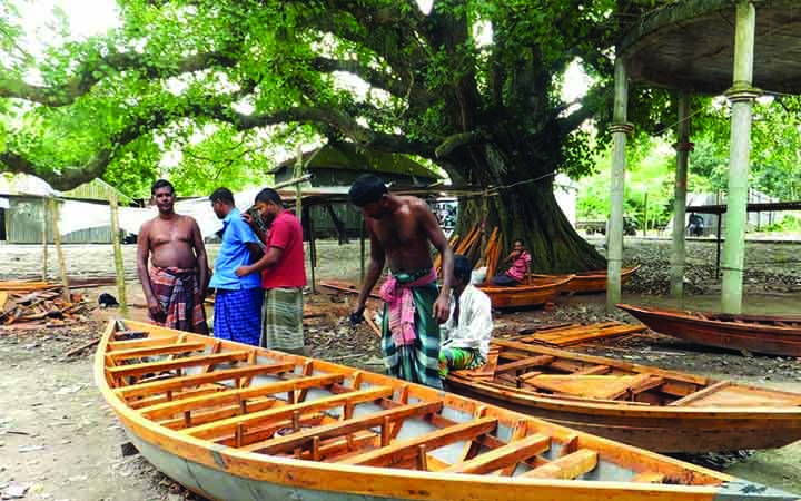 বর্ষার আসতেই টাঙ্গাইলে নৌকা তৈরির ধুম