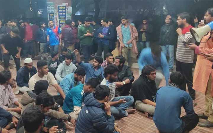 জাকসুর তফসিল ঘোষণার দাবিতে শিক্ষার্থীদের অবস্থান