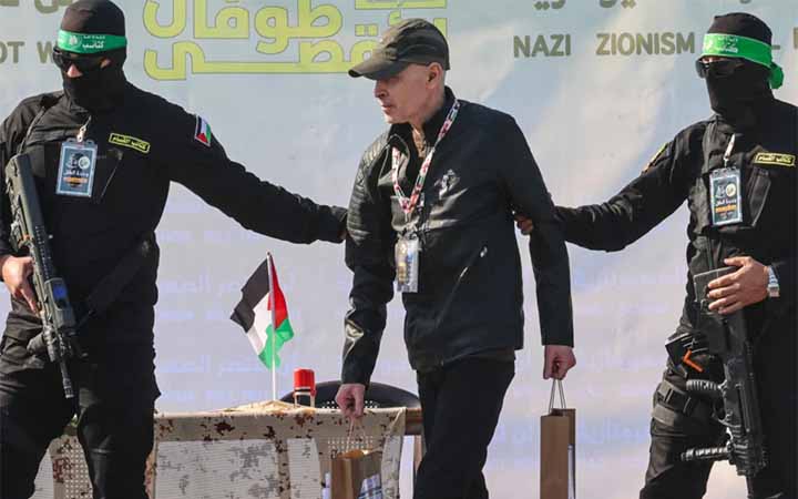 ইসরায়েলি একজন জিম্মির মুখে হামাসের ভূয়সী প্রশংসা