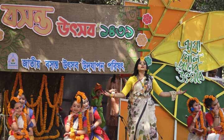 বর্ণিল উৎসবে ঋতুরাজ বসন্ত বরণ