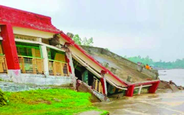 নদীগর্ভে বিলীন হলো যমুনা পারের প্রাথমিক বিদ্যালয়