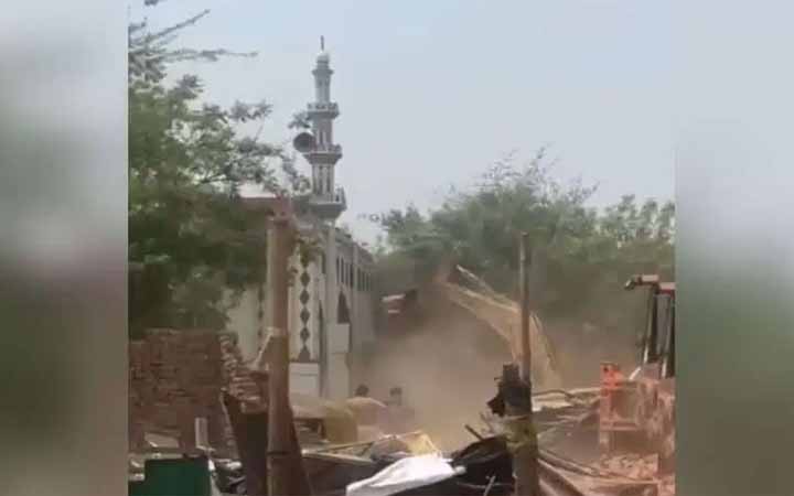 ভারতে ভেঙে গুঁড়িয়ে দেওয়া হলো ৫০ বছরের পুরোনো মসজিদ