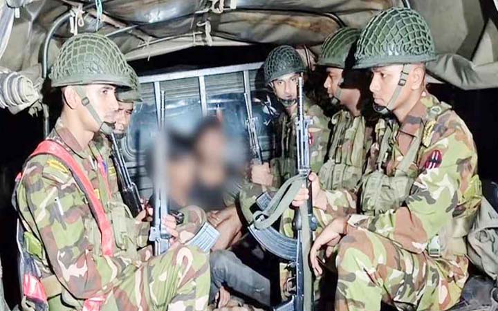 বগুড়ায় রাতভর সেনা অভিযান, দেশীয় অস্ত্রসহ আটক ২