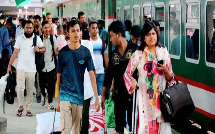 ট্রেন ছাড়ছে সময় মতো, ঈদযাত্রায় স্বস্তিতে ঢাকা ছাড়ছে মানুষ