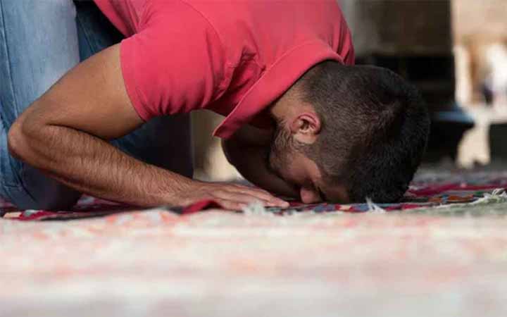 টি-শার্ট-গেঞ্জি পরে নামাজ আদায় করার বিধান