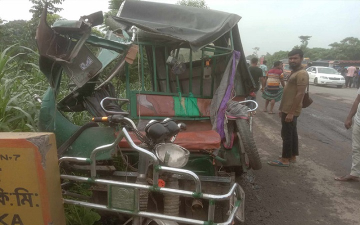 যশোরে বেপরোয়া ট্রাকের ধাক্কায় ২ ইজিবাইক আরোহী নিহত