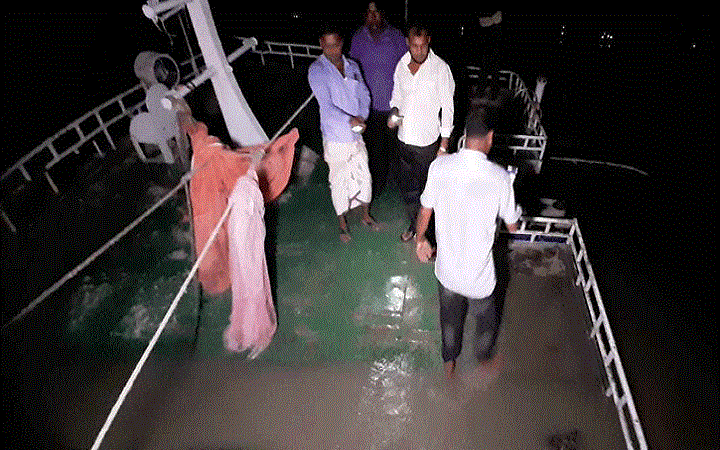 মোংলা  পশুর নদীতে ৮০০ মেট্রিকটন ক্লিংকার নিয়ে জাহাজ ডুবি