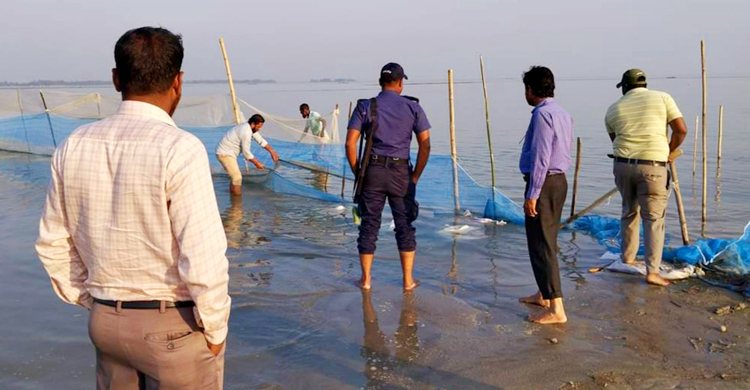 সিরাজগঞ্জে ইলিশ ধরায় ২ জেলের জরিমানা