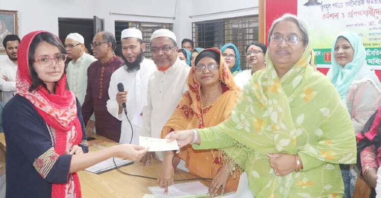 নারী স্বাবলম্বী হলে পরিবারের পাশে দাঁড়াতে পারবে: শিক্ষামন্ত্রী
