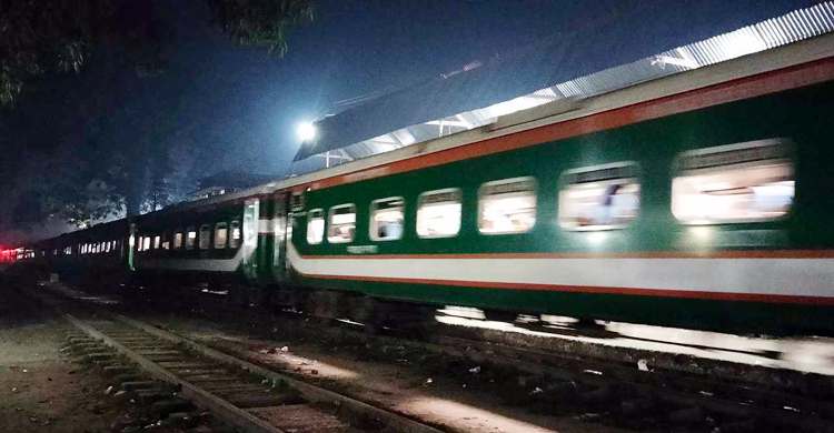 দুই বগি রেখেই ছুটে চললো ‘বিজয় এক্সপ্রেস’