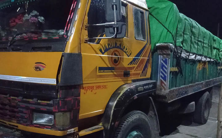 মাদারীপুরে ৪২০ বস্তা সারসহ ট্রাক জব্দ, আটক ২