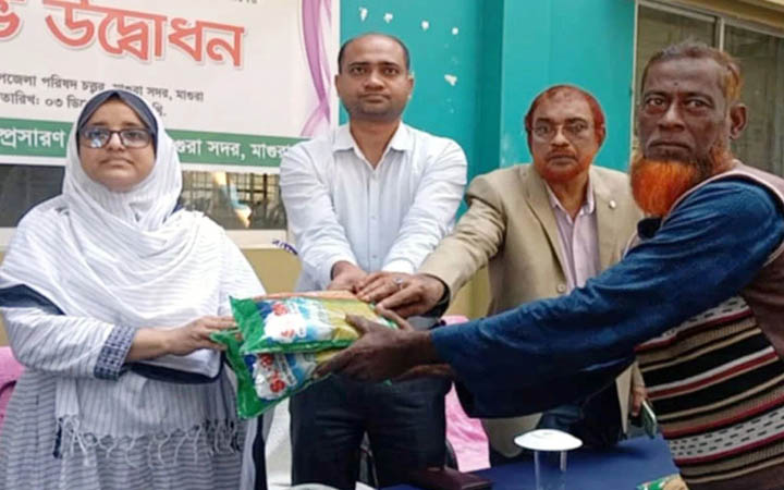 মাগুরায় কৃষকদের মাঝে বীজ বিতরণ