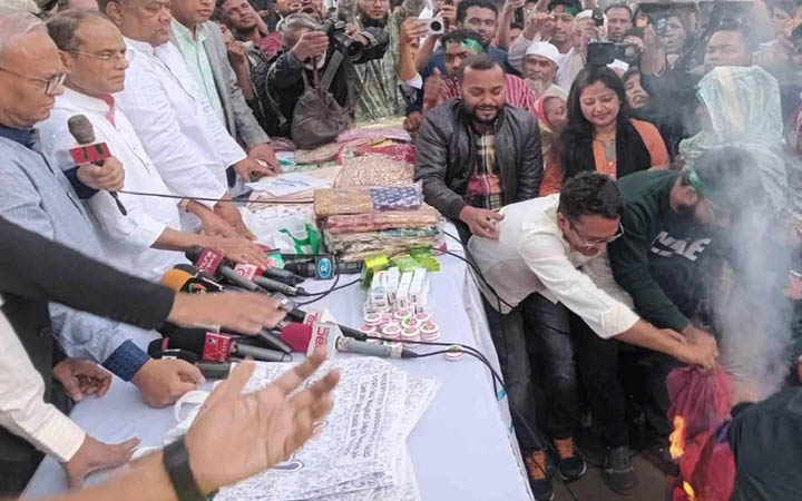 ভারতীয় শাড়ি পোড়ালেন রিজভী