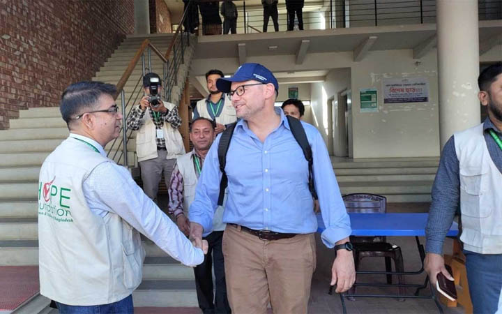 হঠাৎ কক্সবাজার ঘুরে গেলেন পিটার হাস