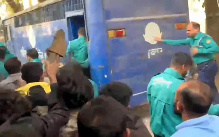 আদালত চত্বরে সাবেক ভারপ্রাপ্ত মেয়র কিরণের ওপর ডিম-জুতা নিক্ষেপ