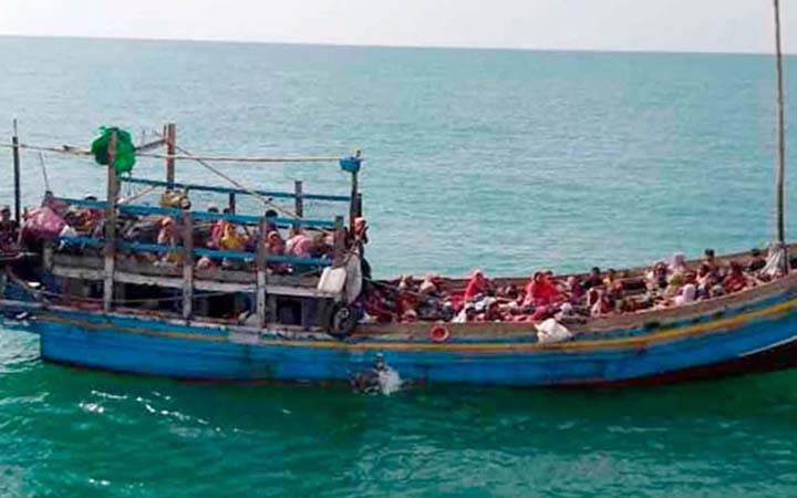 সমুদ্রপথে মালয়েশিয়া প্রবেশের চেষ্টা, আরও ৩০০ রোহিঙ্গা আটক