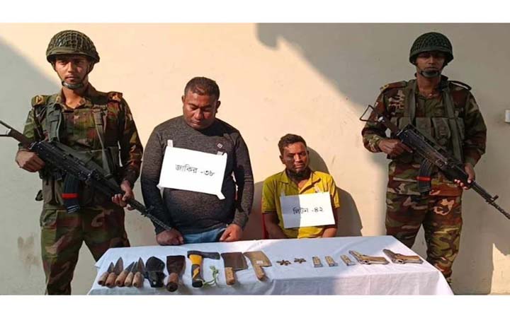 কুমিল্লায় ছাত্র আন্দোলনে হামলায় ব্যবহার করা পিস্তল-গুলিসহ আটক ২