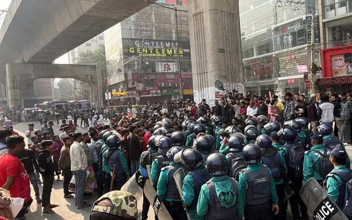মিরপুরে সড়ক অবরোধ, যান চলাচল বন্ধ
