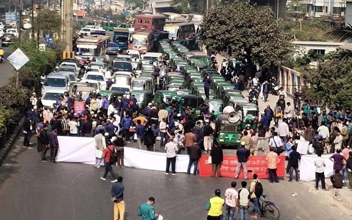 রাজধানীতে ৯ দফা দাবি জানিয়ে সিএনজি চালকদের সড়ক অবরোধ