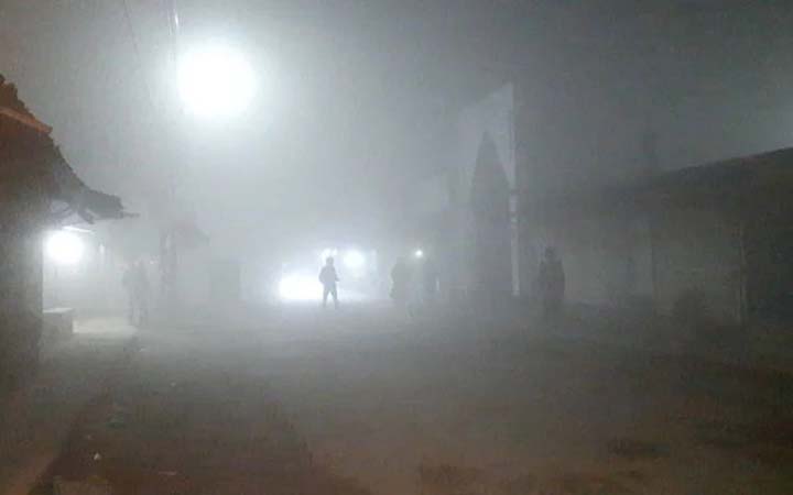 ঘন কুয়াশায় ঢাকা পড়েছে নীলফামারী