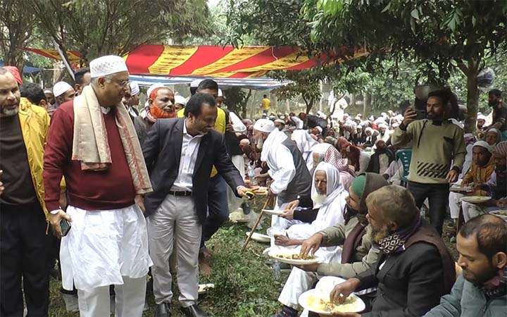 খালেদা জিয়ার রোগমুক্তি কামনায় ৫ হাজার হাজী, ইমাম ও মুয়াজ্জিনকে মেজবানি খাওয়ালেন টুকু